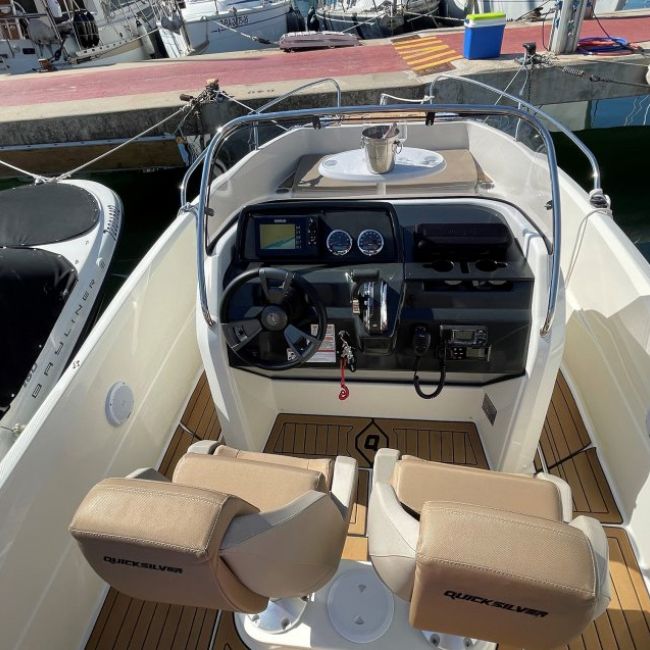 Alquiler de yate con patrón en Barcelona