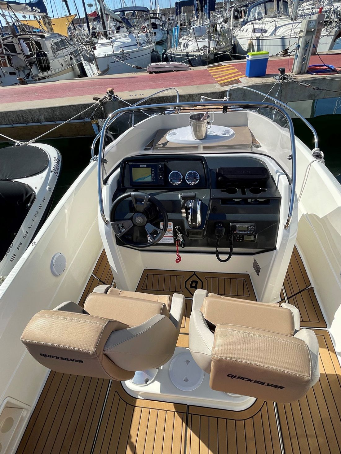 Vista de interior de la lancha AndSol con dos asientos y cubitera con botella de champange