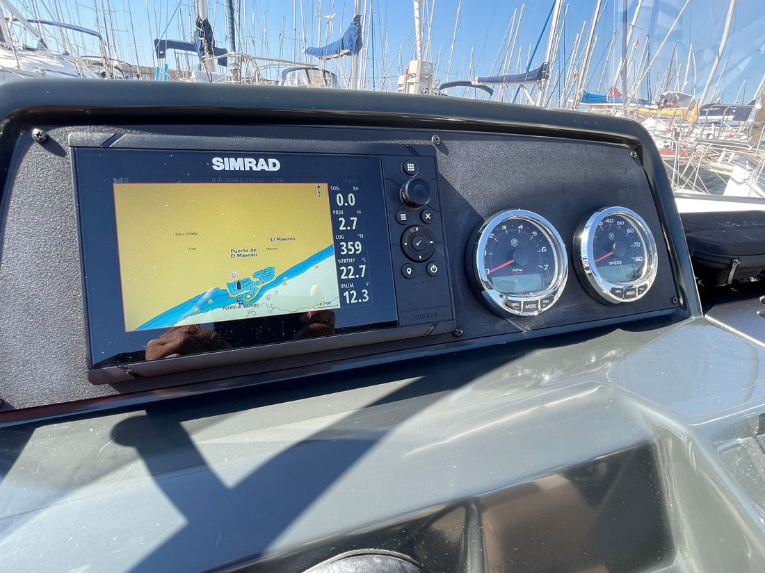 Vista de cuadro de mandos de la lancha AndSol