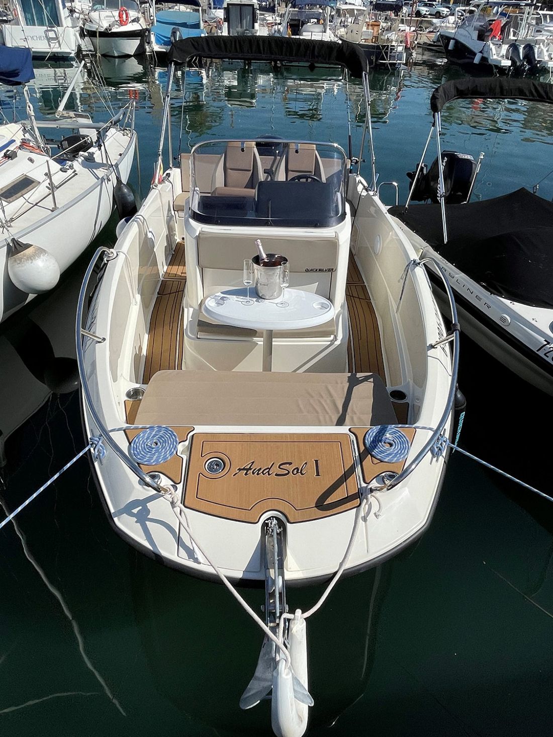 Vista sumerior del interior completo de la lancha AndSol