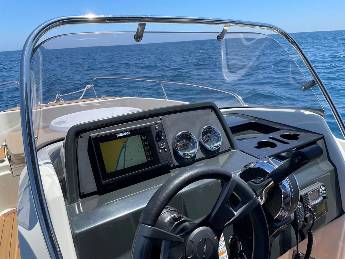 Lancha modelo AndSol con vistas al mar